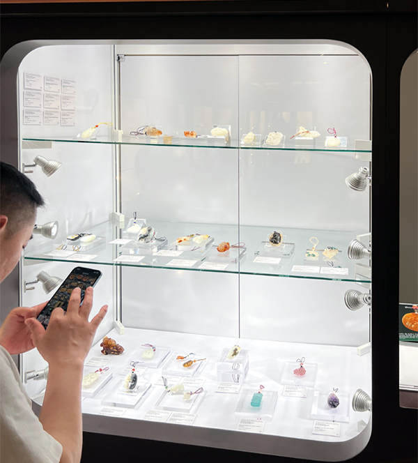 The first Bonhams display window of our Collection.