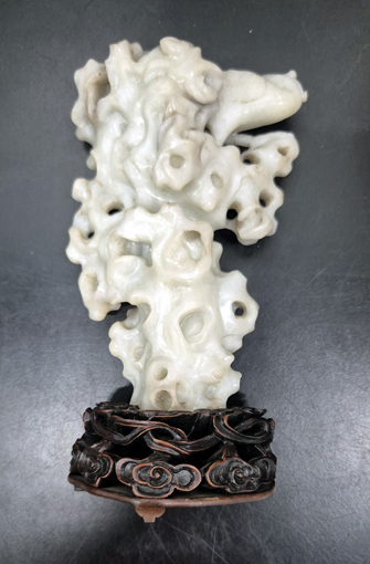 Reverse: White Jade carved as a phoenix on rockwork. 