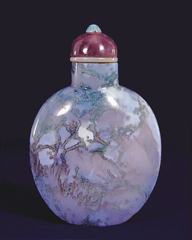 A moss opaque pearl-grey agate plain waterweed snuff bottle, well hollowed, with a coral stopper.