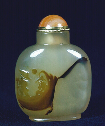 A chalcedony well hollowed silhouette picture of the sampan by the cliff snuff bottle. Carnelian and metal stopper. 