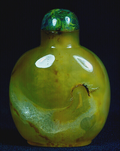 A chalcedony well hollowed silhouette pheasant picture snuff bottle with a moss agate stopper. 