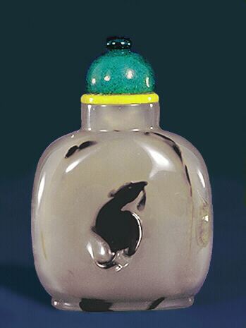 A chalcedony well hollowed silhouette duck picture snuff bottle with a glass stopper. 