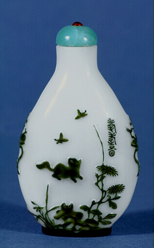 A Yangzhou school cameo carved overlay glass snuff bottle, delicately carved with a flowering chrysanthemum and two cats chasing two butterflies, above is an inscription, the reverse with Li Daipo, the legendary drunken poet, asleep beneath the crescent moon and birds perched on flowering prunus.