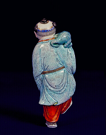 The reverse of the Jingdezhen moulded porcelain snuff bottle, painted in enamels and moulded in the form of Liu Hai, standing with one foot raised, clutching a string of cash and carrying a scaly three-legged toad on his shoulder.