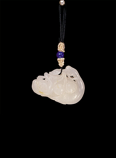 Reverse: White nephrite pendant of a mother duck with duckling.