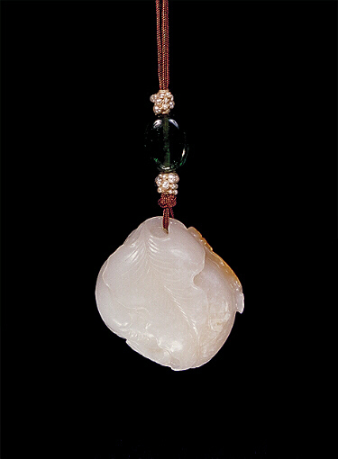 Reverse: Nephrite Pendant, mutton fat pair of quail pendant, with a small russet area carved as lingzhi fungus.