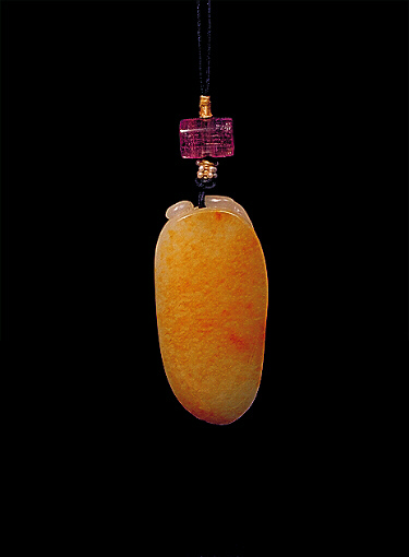 Reverse: Nephrite Pendant, of two writhing chi dragons and a yellow-brown skin. 