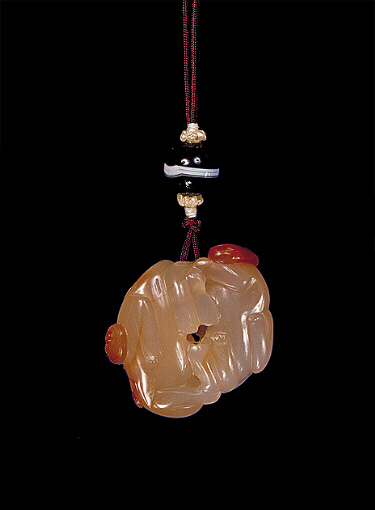 Reverse: Chalcedony pendant, pale translucent agate with russet inclusions carved with two feline animals, together with ruyi fungus.