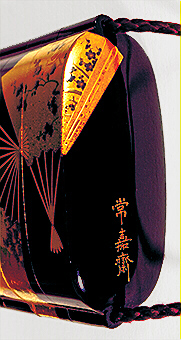 Close-Up Reverse: Fans inro with lacquer ojime