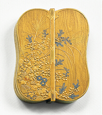 A small gold Kogo in the form of an uchiwa, decorated with flowers and grasses.